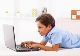 Un niño, frente a un portátil en una imagen de archivo.