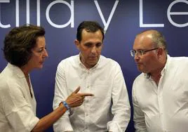 Mercedes Cantalapiedra, candidata al Congreso, con el presidente provincial, Conrado Íscar, y el responsable de Organización del PP, Miguel Tellado.