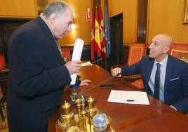 Eduardo López Sendino, candidato de UPL, conversa con el alcalde de León en funciones, José Antonio Diez.