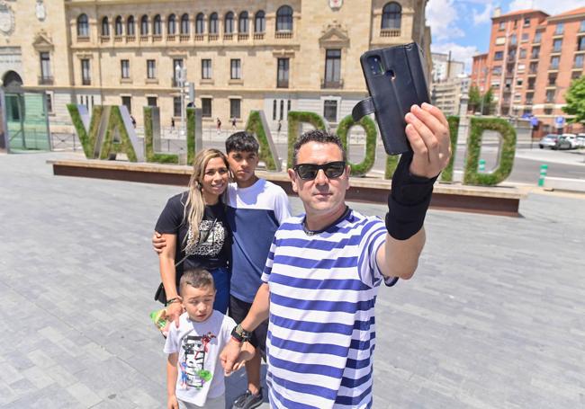 La familia Vázquez, en la plaza de Zorrrilla