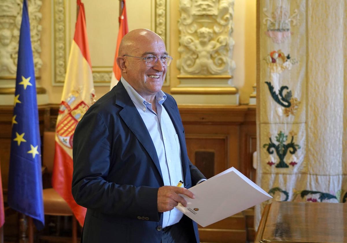 El alcalde de Valladolid, Jesús Julio Carnero, antes de su intervención en el Ayuntamiento.