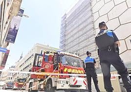 Tres dotaciones de los Bomberos de Valladolid y varios agentes, junto a la fachada del antiguo edificio de El Corte Inglés de la calle Constitución.