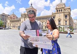 Rafael Torres y Layla Matos sujetan un plano de Valladolid en la plaza de Zorrilla.