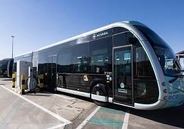 Vehículos electricos de Auvasa en su sede.