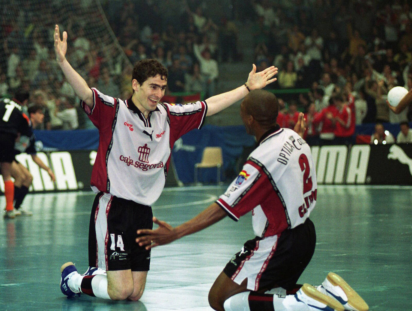 Daniel Ibañez y Claudinho celebran la consecución de la Copa de Europa