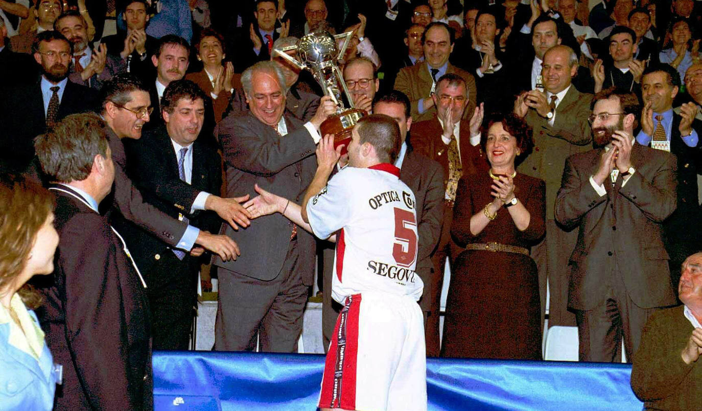 Javier Orol recoje la Copa de 1998 celebrada en Segovia