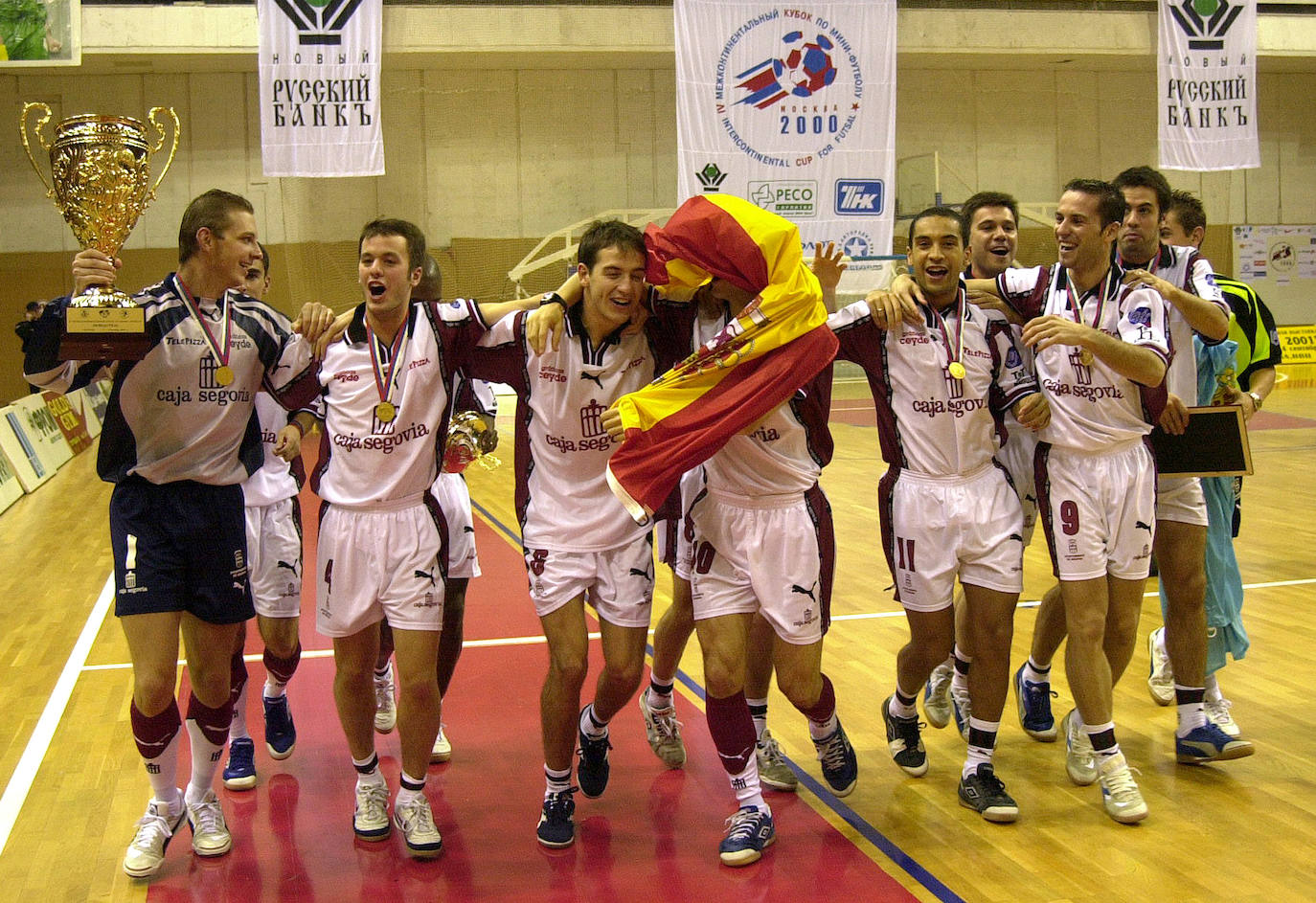 Los jugadores de Caja Segovia con la copa de campeones del mundo en Moscú. 