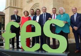 El presidente de la Fes, Andrés Ortega, posa con los galardonados.