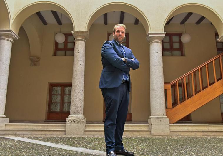 Sergio Castro, en el patio de acceso al despacho de abogados en el que trabaja a diario.