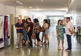 Varias personas esperan para asistir a la jornada de Antropología en la Yutera.