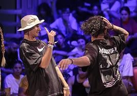 Dos participantes batallan durante una de las luchas de baile.