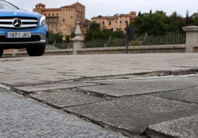 Adoquines sueltos y baches en la avenida Padre Claret de Segovia.