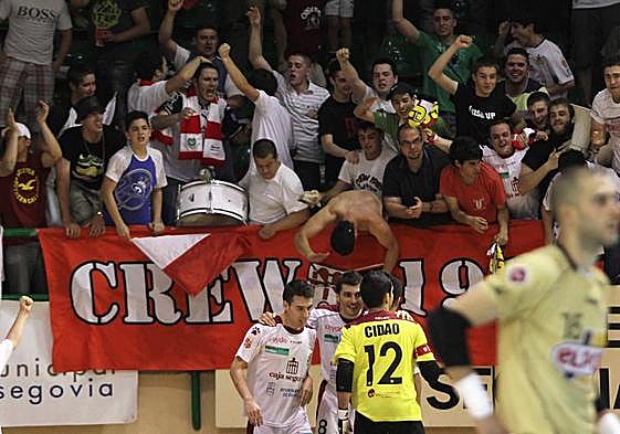 Jugadores del Caja Segovia celebran con la afición durante las semifinales de la LNFS de 2012.