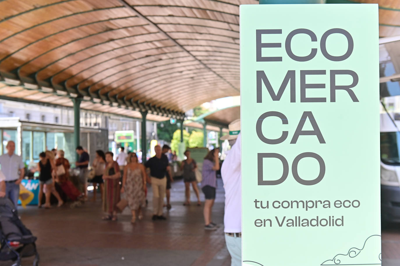 El mercado ecológico atrae numerosos visitantes en busca de consejo