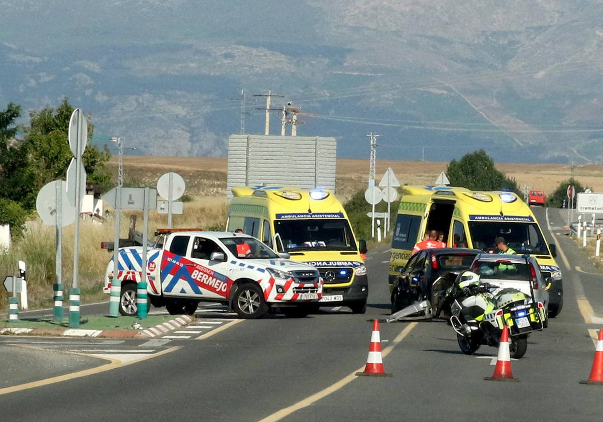 Asistencias en el lugar del accidente ocurrido este domingo en la CL-605 en Segovia.