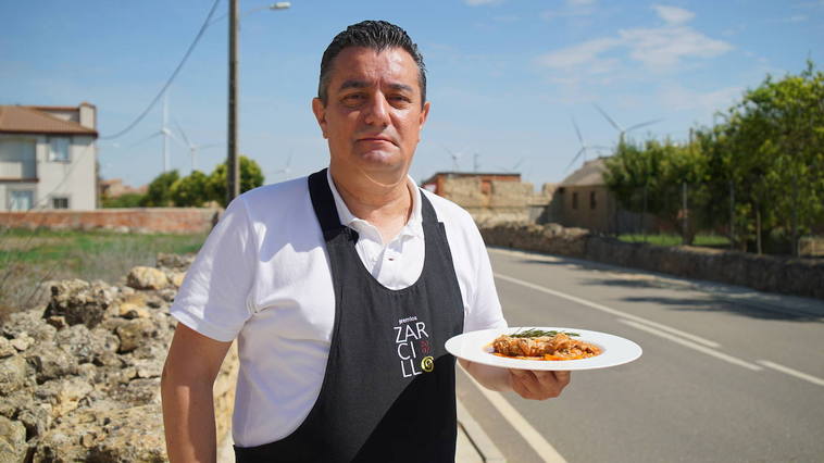 Félix Martín, posando con su plato recién terminado en la entrada a Castromonte