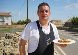 Félix Martín, posando con su plato recién terminado en la entrada a Castromonte