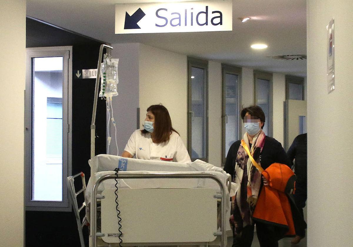 Traslado de un paciente en el Hospital General de Segovia.