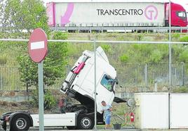 Un transportista pone a punto su camión en las instalaciones de Semutransa.