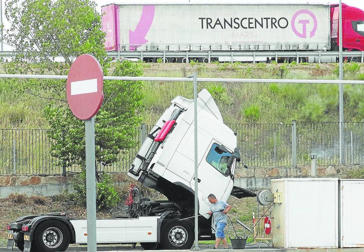 Un transportista pone a punto su camión en las instalaciones de Semutransa.