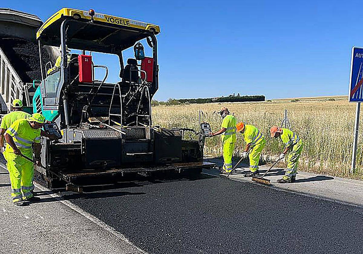 Trabajos de asfaltado en la N-601.