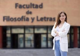 La profesora Ana María Iglesias, ante la Facultad de Filosofía y Letras en el campus de la UVa.