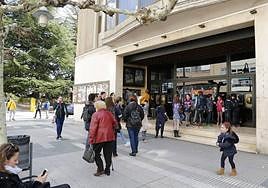 Imagen de archivo de familias esperando para entrar a los cines Avenida.