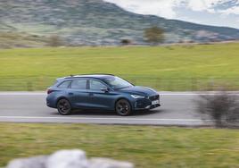 El CUPRA León Sportstourer nos sirve igual para llevar los niños al colegio, que para disfrutar de una carretera con muchas curvas, gracias a su carácter deportivo.