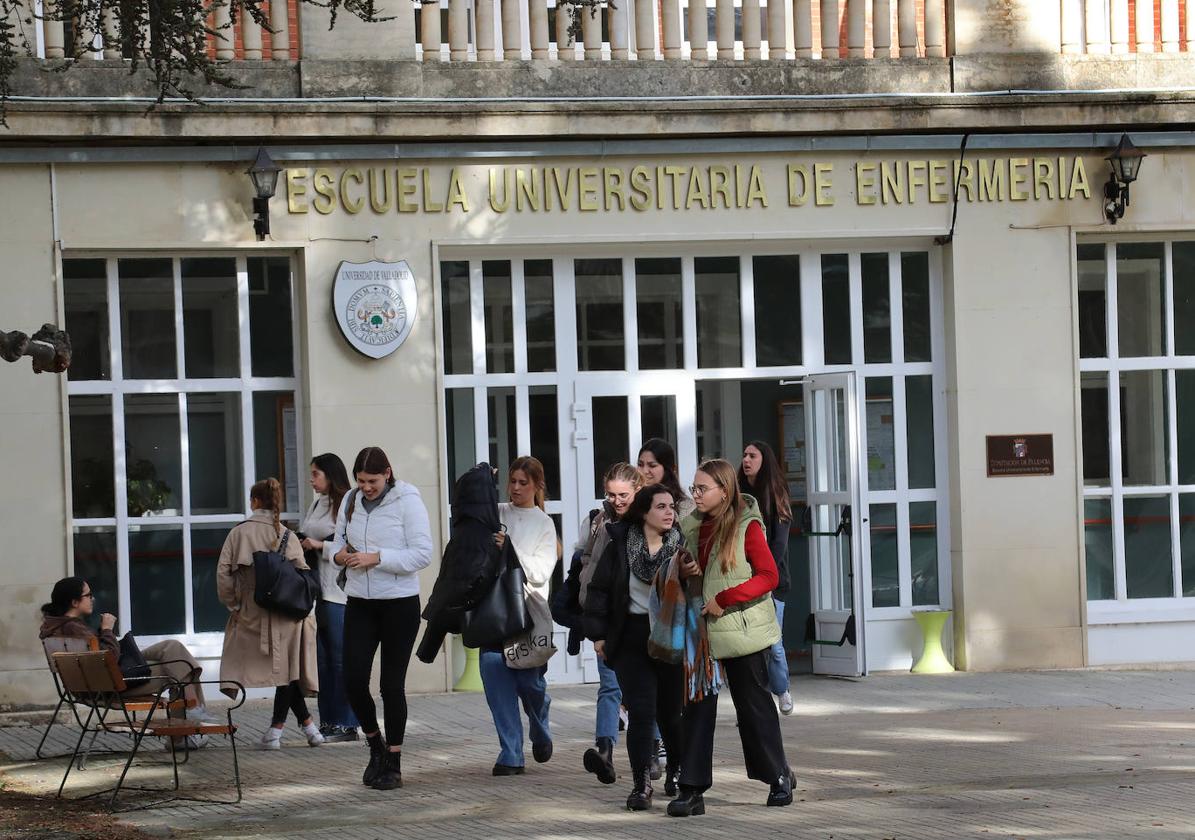 Estudiantes de Enfermería, a la entrada de la escuela.