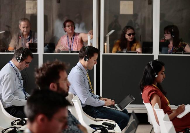 Traductores y periodistas siguen las intervenciones de Ribera y el comisarios Sinkevicius.