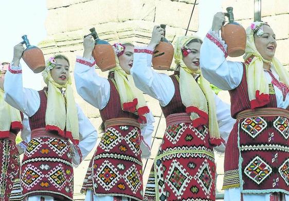 Integrantes del grupo de Macedonia actúan ayer en el Festival Internacional de La Esteva.