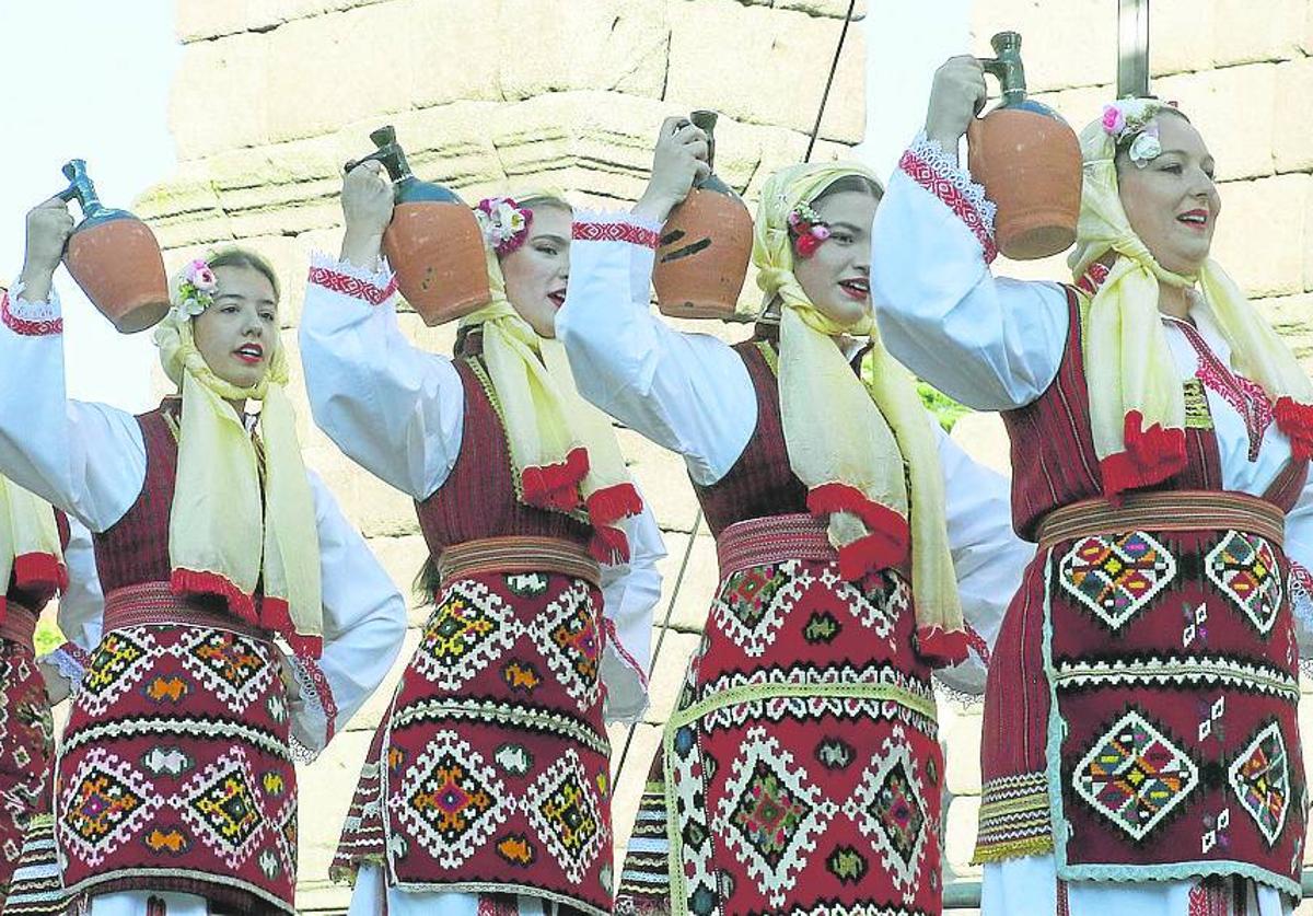 Integrantes del grupo de Macedonia actúan ayer en el Festival Internacional de La Esteva.