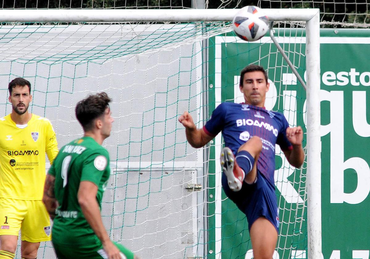 Javi Marcos, controla un balón durante un partido de la pasada campaña.