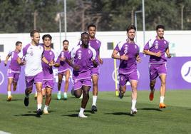 Los jugadores del Real Valladolid en la primera sesión de entrenamiento de la temporada.