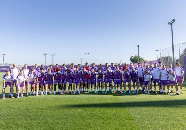 Los 27 jugadores y el cuerpo técnico antes de la sesión de entrenamiento.