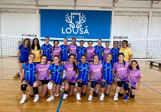 El Valladolid Club Voleibol femenino posa con sus rivales en uno de los encuentros del torneo.