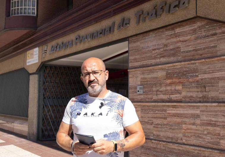 Alberto Polera, en la salida de la Jefatura Provincial de Tráfico de Valladolid, después de realizar varios trámites.