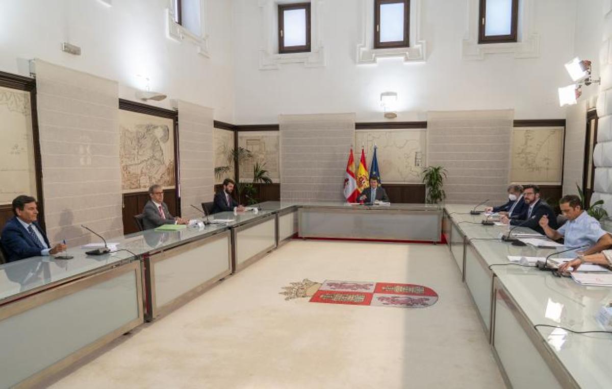 El presidente de la Junta de Castilla y León, Alfonso Fernández Mañueco, presidió la última reunión del Consejo del Diálogo Social, a la que asistieron los consejeros de Economía y Hacienda, de Industria, Comercio y Empleo, y el vicepresidente García-Gallardo.