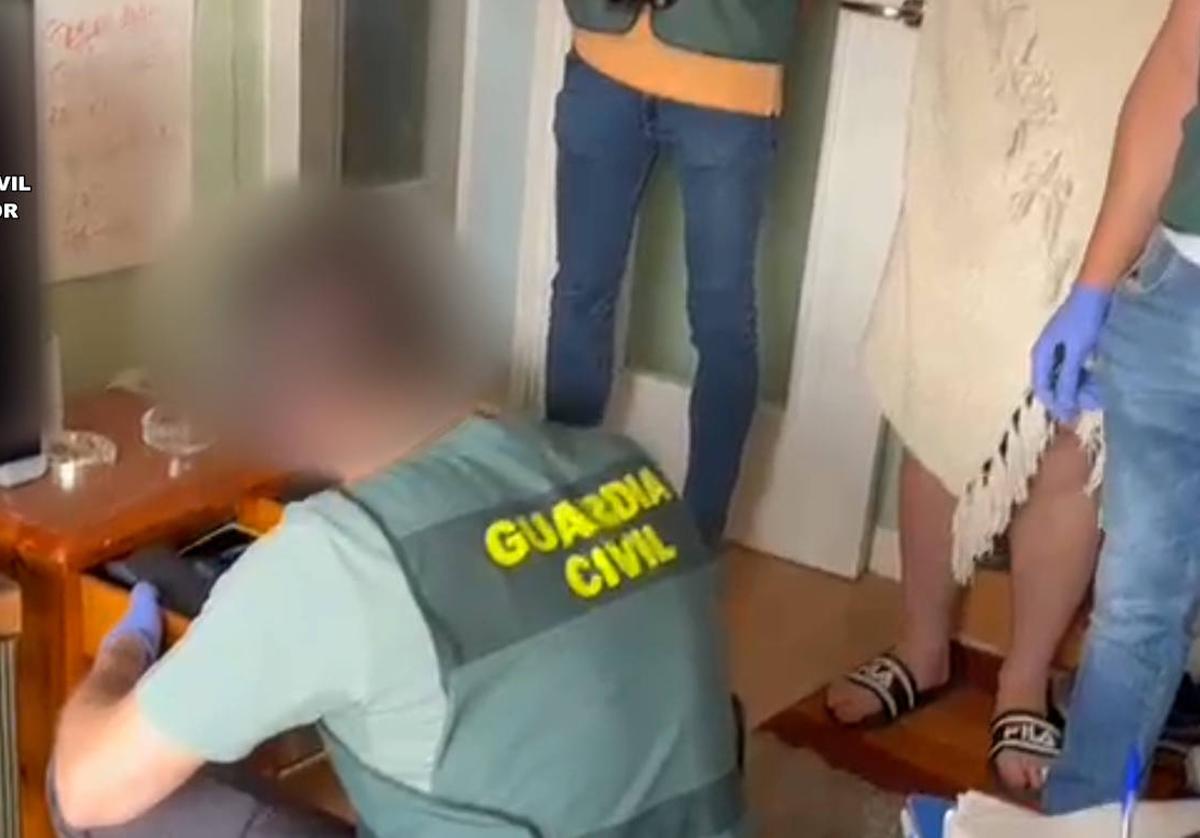 Registro de la Guardia Civil en una vivienda en el marco de la operación Tosepal.