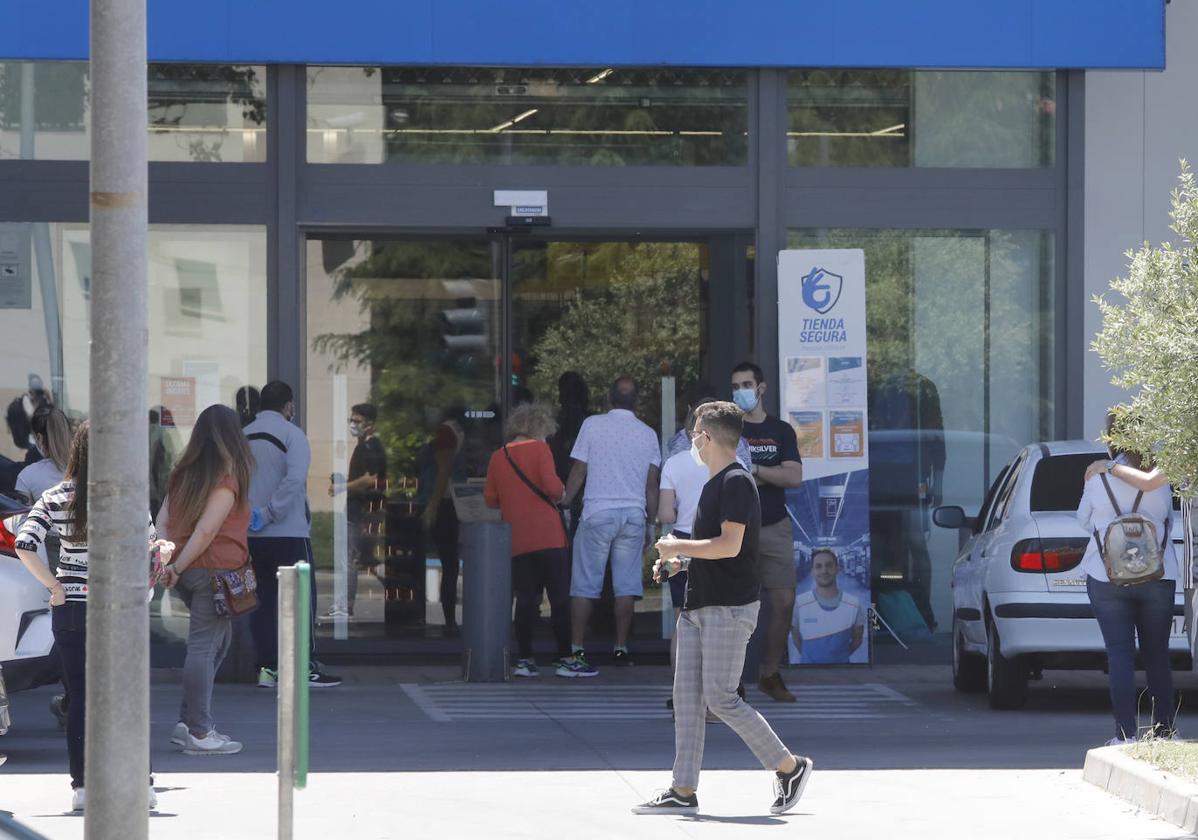 Entrada al establecimiento Decathlon de la avenida de Cuba.