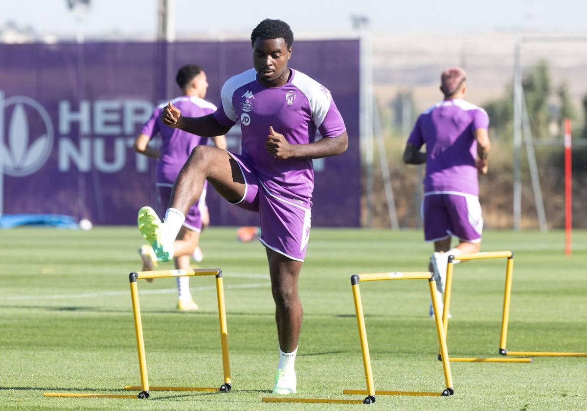 Enzo Boyomo en su primer entrenamiento con el Real Valladolid.