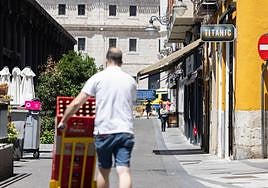 Un repartidor de cerveza, en la calle Francisco Zarandona.