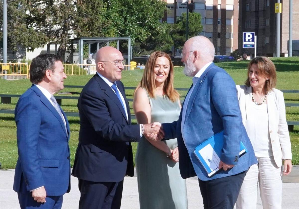 Carnero saluda a Timmermans junto a Teresa Ribera, Virginia Barcones y Luis Miguel González.