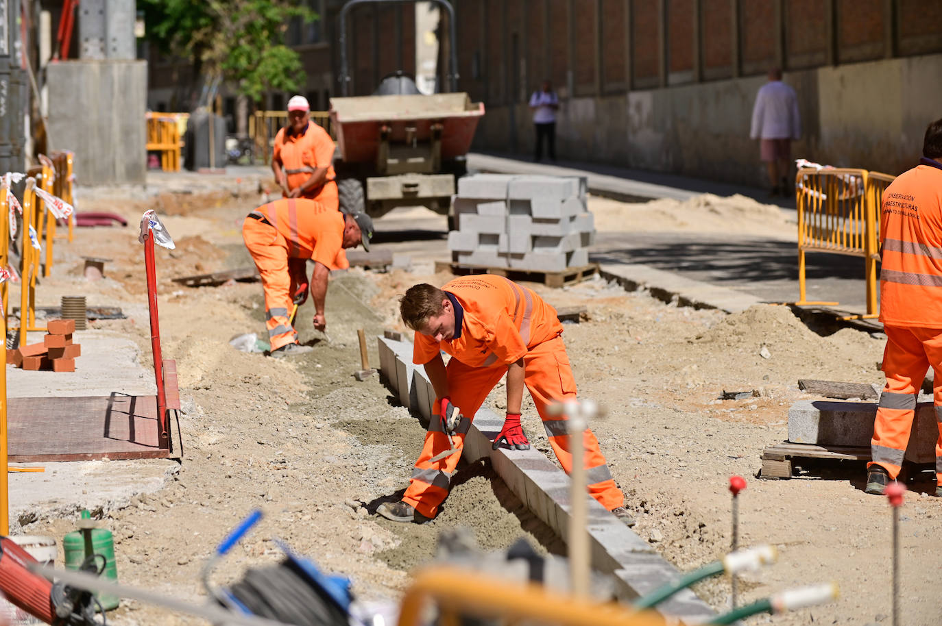 Varios trabajadores realizan una obra durante la mañana en plena ola de calor.