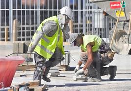 Varios trabajadores en una obra en plena ola de calor