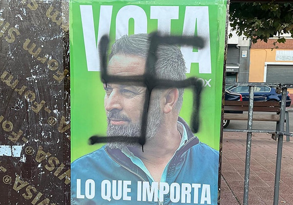 Propaganda electoral de Vox pintada con una esvástica.