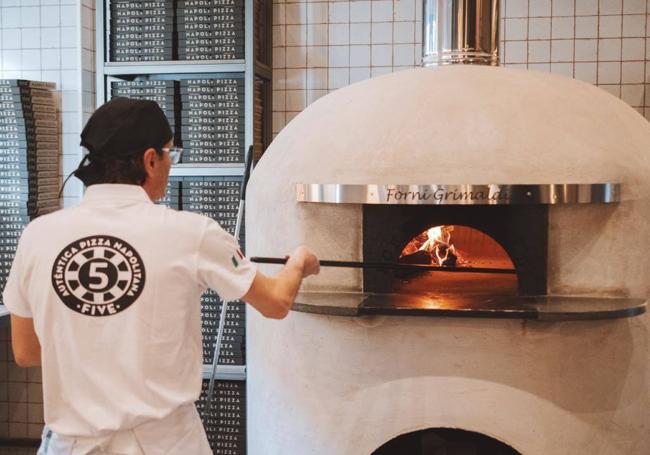 Massimo Fulchinogni trabaja en el horno de la pizzeria Five.