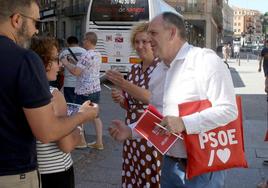 Los candidatos del PSOE por Segovia, Lirio Martín y José Luis Aceves, hacen campaña.