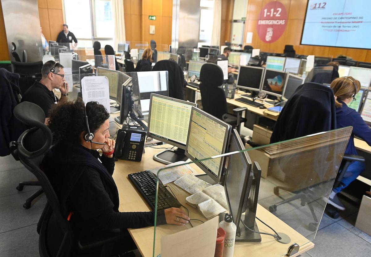 Operadores atienden llamadas en la sala de emergencias del 112 en la central que posee el servicio en Valladolid.