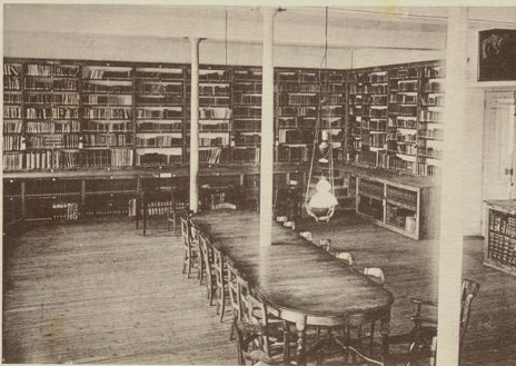 Imagen secundaria 1 - Arriba, alumnos del San José a principios del siglo XX; biblioteca del Colegio y residencia de los jesuitas en la calle Ruiz Hernández en los años 70.